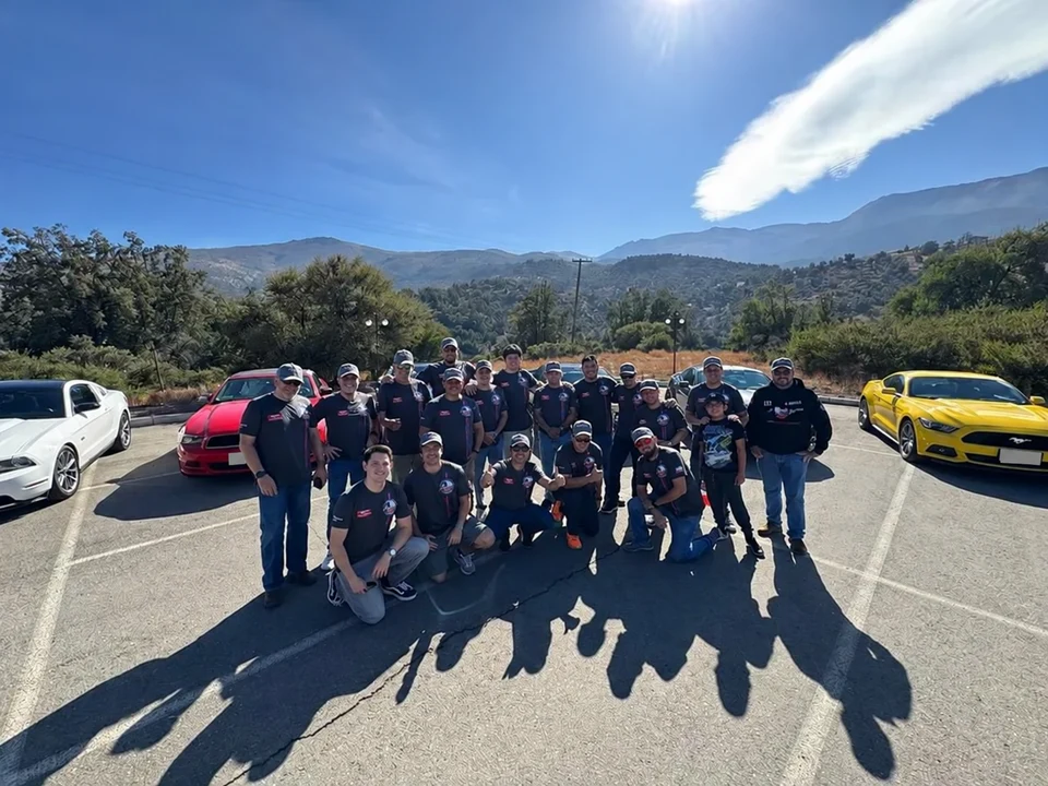 Integrantes de Mustang Club Chile junto a sus autos y los cerros de Hacienda Santa Martina