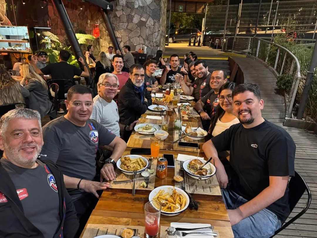 Integrantes de Mustang Club Chile reunidos para compartir una cena en marzo
