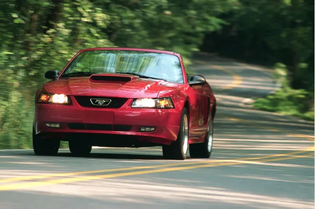 Mustang GT convertible 2001, fotografía Ford.