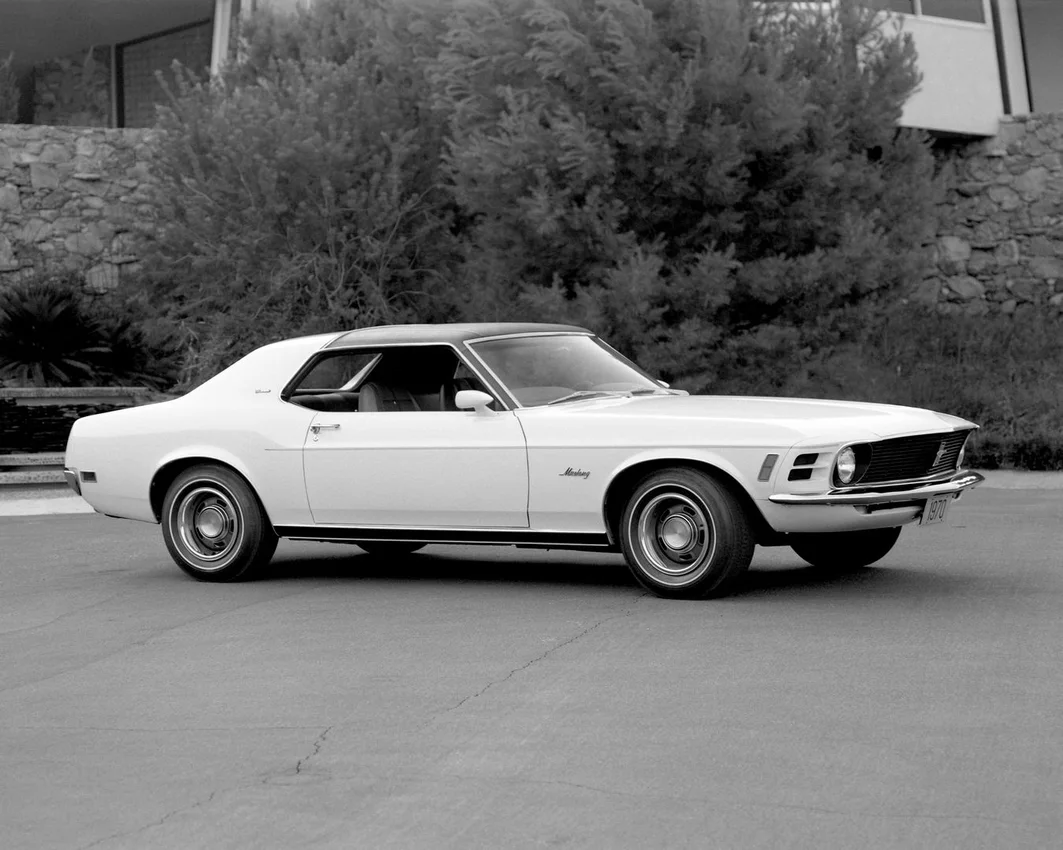 Mustang Grandé 1970, fotografía oficial Ford en blanco y negro.