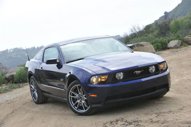 Mustang GT convertible 2011, fotografía Ford.