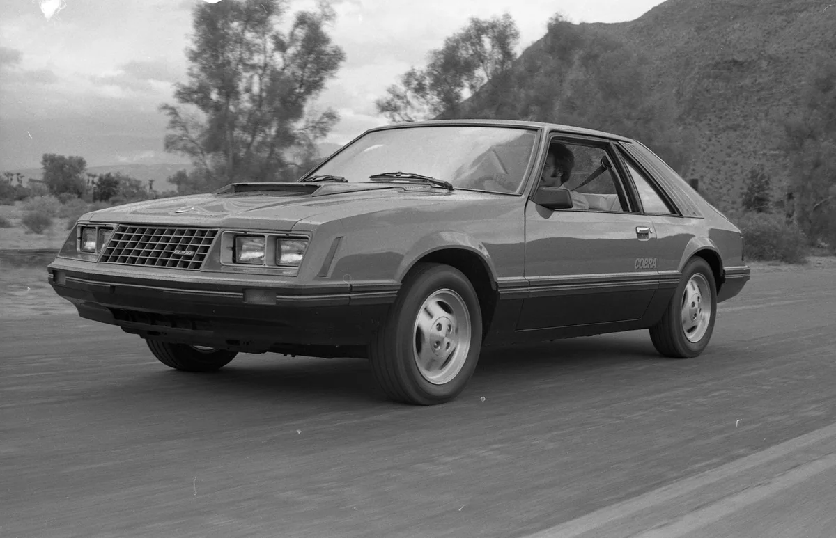 Mustang Cobra 1979, fotografía Ford en blanco y negro.