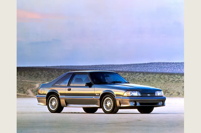 Mustang GT 1988 en movimiento, fotografía oficial Ford.