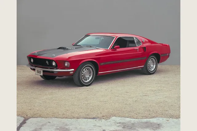 Mach 1 1969 rojo, fotografía oficial Ford.