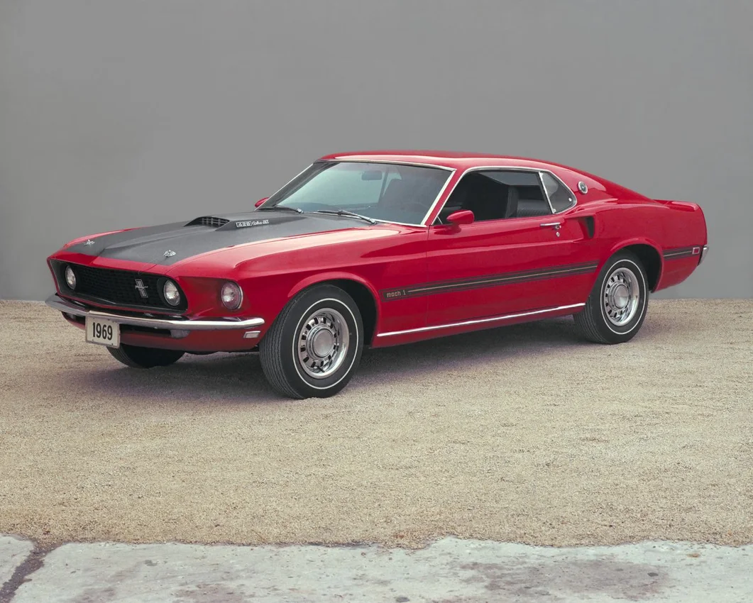 Mach 1 1969 rojo, fotografía oficial Ford.
