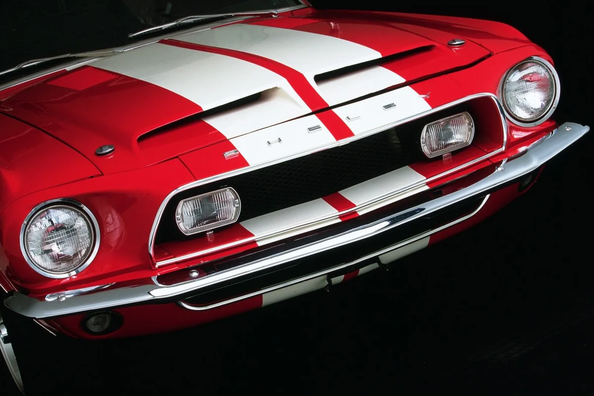 GT350 1968, fotografía oficial Ford. La potencia de referencia corresponde al 289 de 1967.