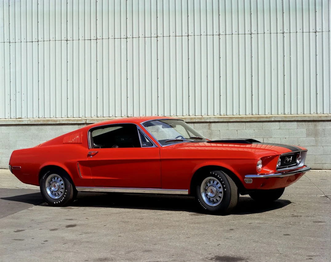 Mustang Fastback 1968, archivo Ford. El color rojo de la imagen es una referencia visual, no una paleta completa.