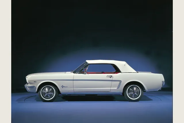 Mustang convertible de la primera serie 1965, conocida como 1964½. Archivo Ford.