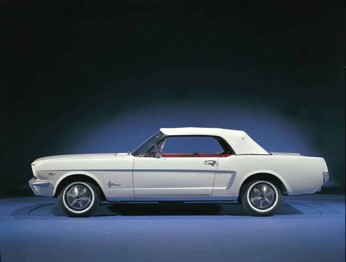 Mustang convertible de la primera serie 1965, conocida como 1964½. Archivo Ford.