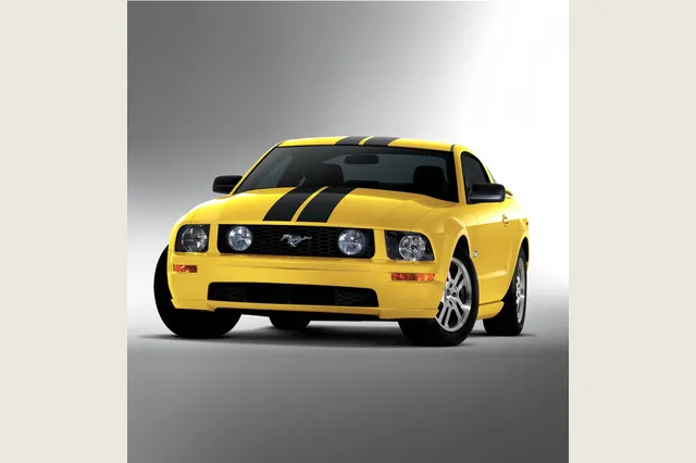 Mustang GT 2005 amarillo, fotografía oficial Ford.