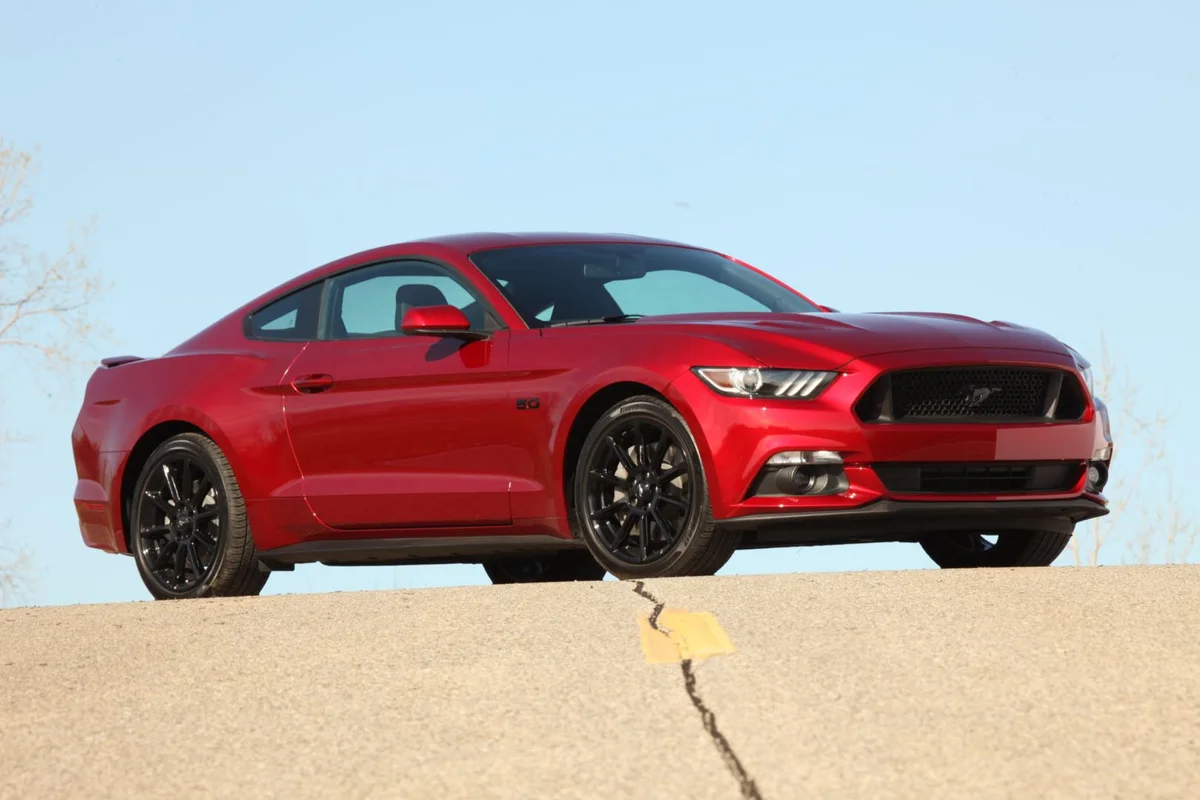 Mustang GT coupé 2016, fotografía Ford. Referencia de especificaciones: 2015.