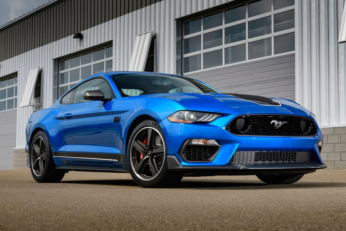 Mach 1 2021 azul, fotografía oficial Ford.