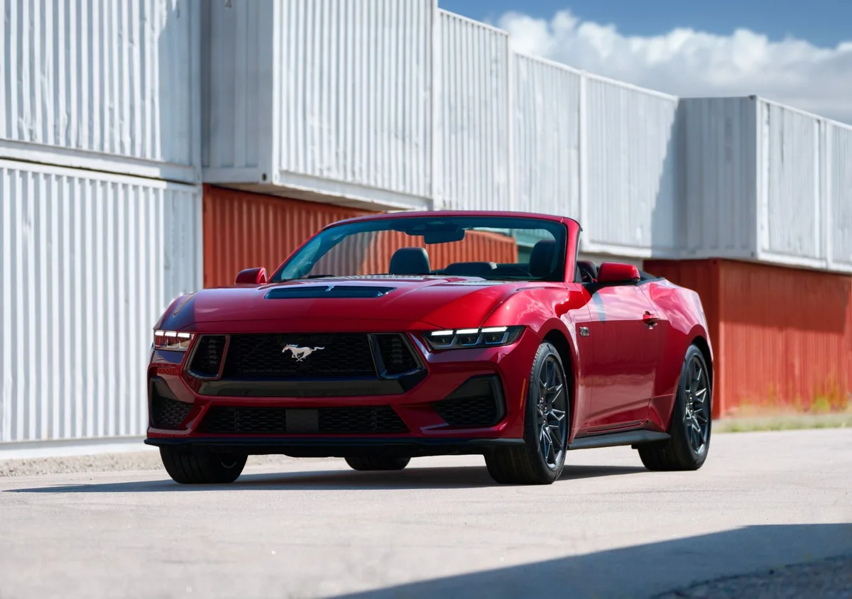 Mustang GT convertible 2024, fotografía Ford. Los tiempos principales indicados corresponden al fastback.