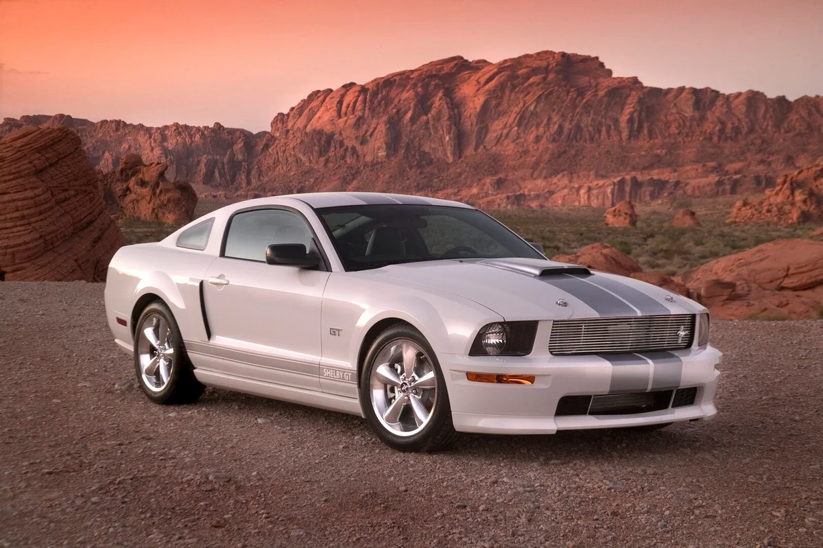 Shelby GT 2007 blanco con franjas plateadas, fotografía Ford.
