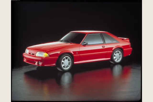 SVT Cobra 1993 rojo, fotografía oficial Ford.