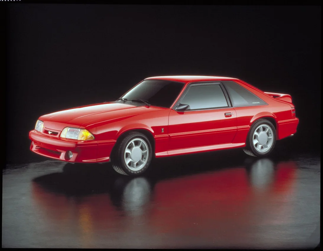 SVT Cobra 1993 rojo, fotografía oficial Ford.
