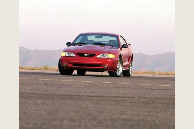 SVT Cobra 1996 rojo, fotografía oficial Ford. No es una unidad Mystic ni Cobra R.