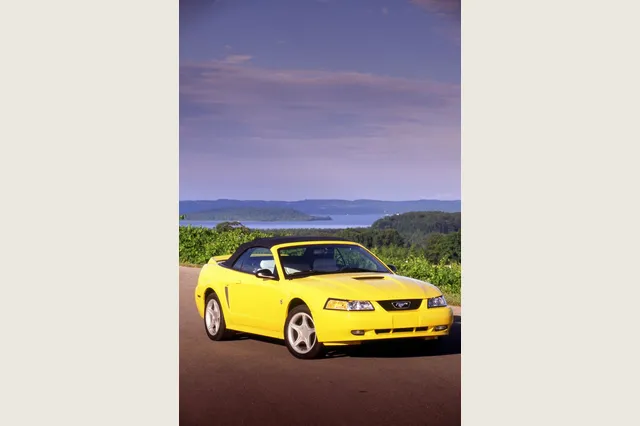 Mustang V6 convertible 1999. La ficha mecánica de referencia corresponde al catálogo 1995.
