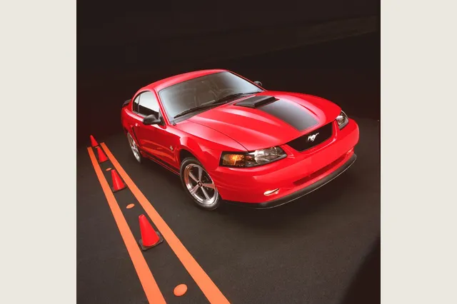 Mach 1 2003 rojo, fotografía oficial Ford.