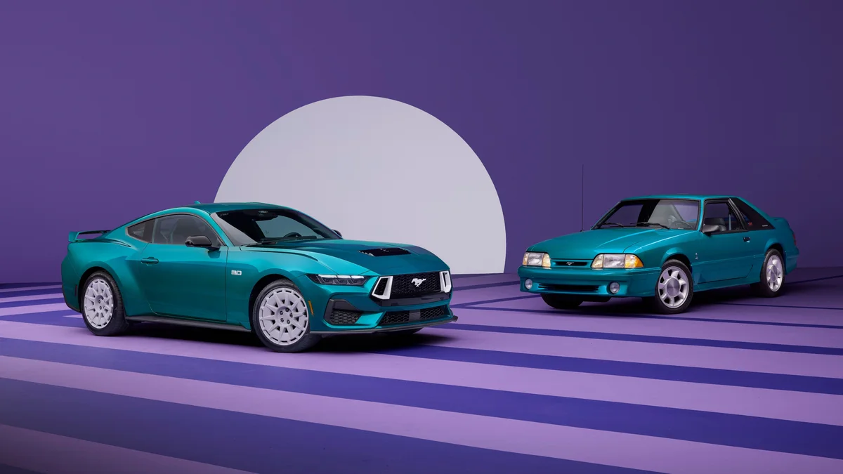 Mustang FX 2026 de preproducción junto a un Fox, fotografía Ford.